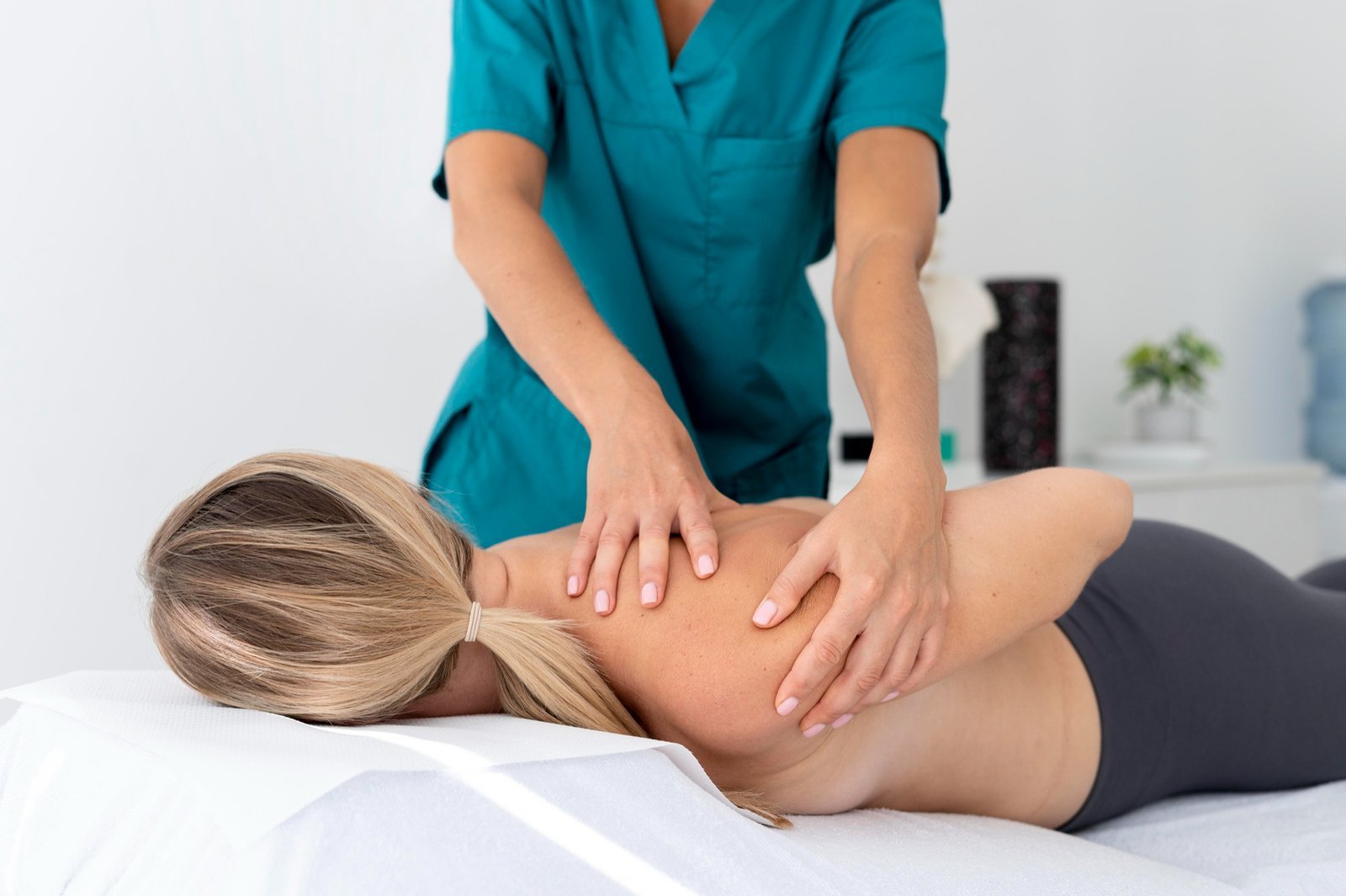 Mujer recibiendo masajes terapeuticos