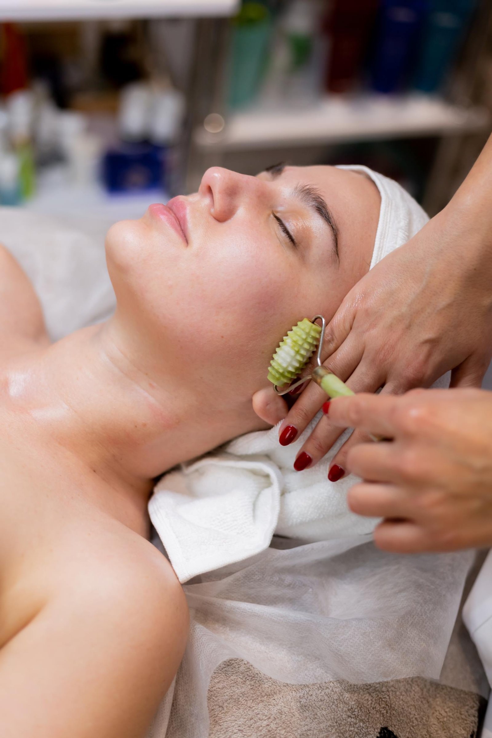 Mujer recibiendo masajes faciales