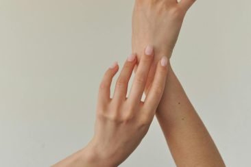 uñas2 Mujer con manos levantadas